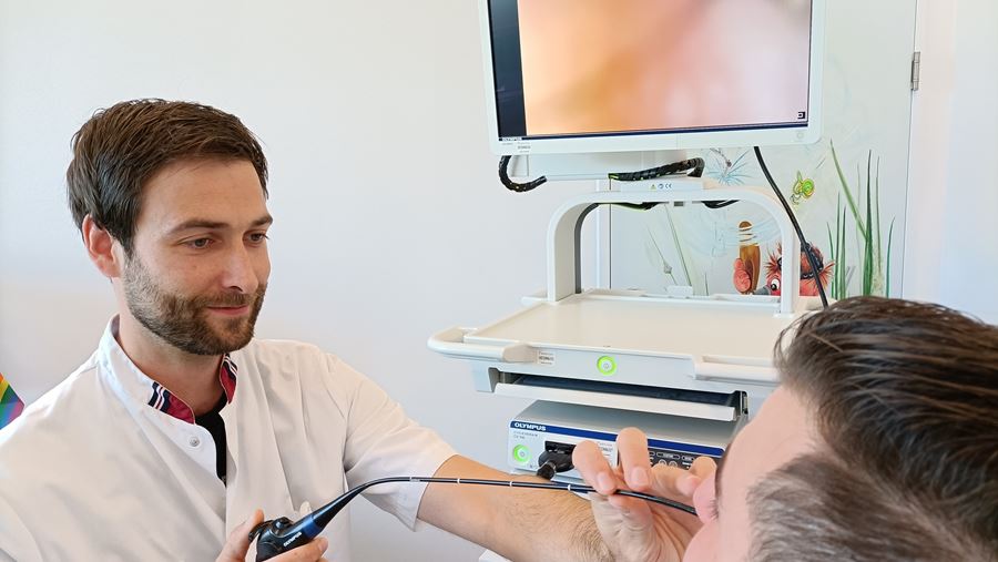 KNO-arts Michel van Hooren bekijkt via de neus met een minuscuul cameraatje de stembanden op een beeldscherm KNO-arts Michel van Hooren bekijkt via de neus met een minuscuul cameraatje de stembanden op een beeldscherm