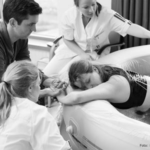 Kraamvrouw bevalt in Bad Kraamvrouw bevalt in Bad