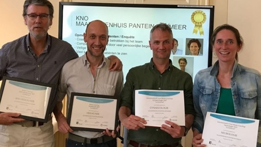 Hans Kruit (KNO), Jan Duijff (Heelkunde), Sander de Wit (Gynaecologie) en Ilja Bot (Neurologie) namen de oorkondes in ontvangst. Hans Kruit (KNO), Jan Duijff (Heelkunde), Sander de Wit (Gynaecologie) en Ilja Bot (Neurologie) namen de oorkondes in ontvangst.