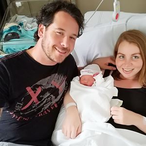 Vader en moeder met pasgeborene Vader en moeder met pasgeborene