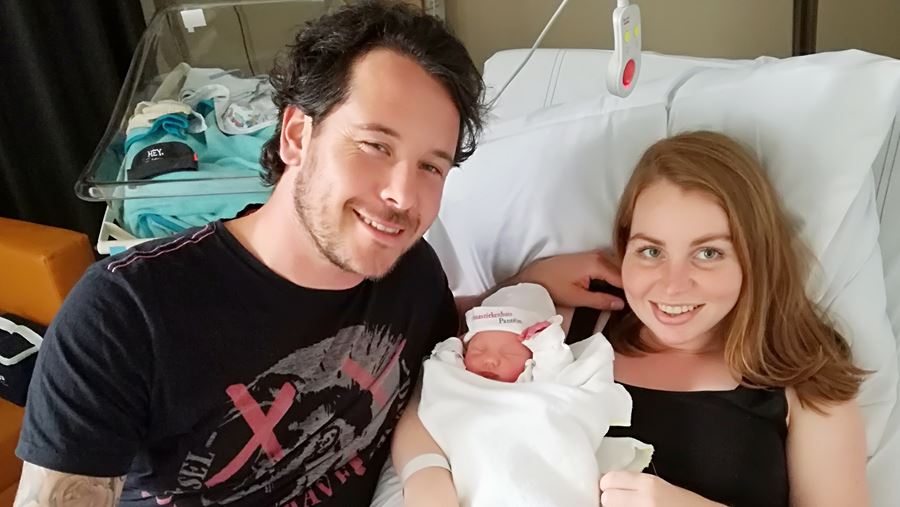 Vader en moeder met pasgeborene Vader en moeder met pasgeborene