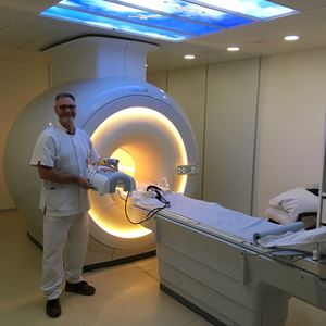 Verpleegkundige bij de MRI scan Verpleegkundige bij de MRI scan