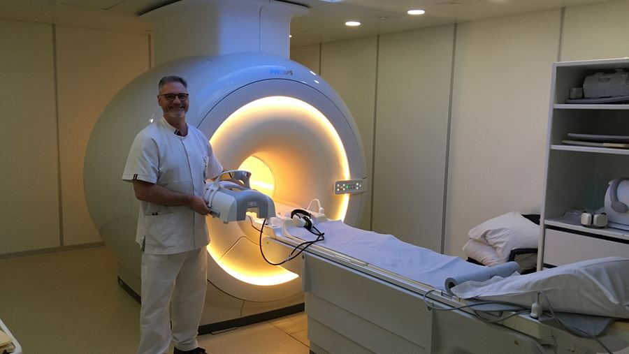 Verpleegkundige bij de MRI scan Verpleegkundige bij de MRI scan
