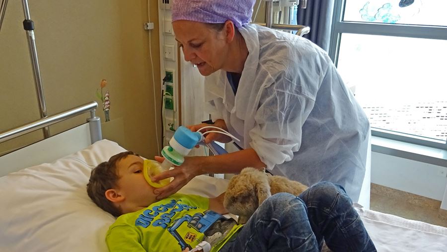 Verpleegkundige aan bed bij kind Verpleegkundige aan bed bij kind