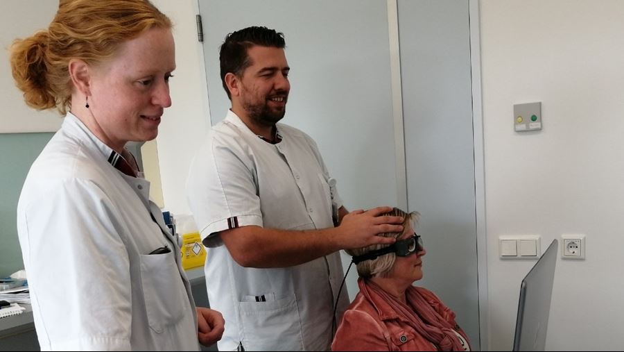 Neuroloog Margot te Riele voert een duizeligheidstest uit