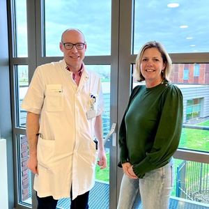 Internist Carel Schaars samen met factuurpreventieverpleegkundige Linda van Raaij van de polikliniek Osteoporose en fractuurpreventie Uitgelicht afbeelding