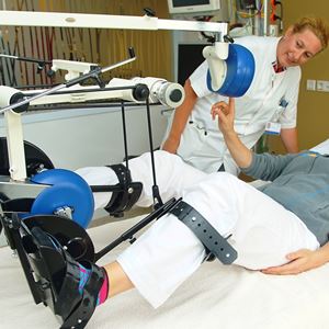 Patient traint in bed met bedfiets Patient traint in bed met bedfiets