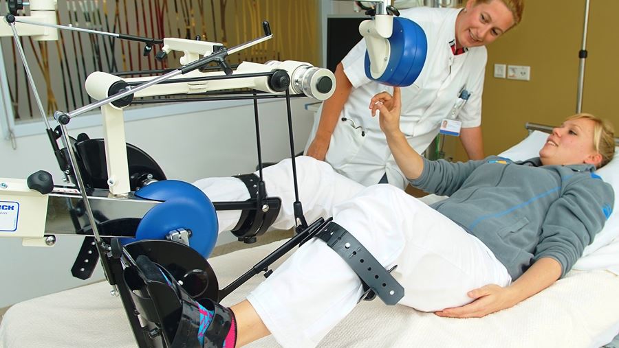 Patient traint in bed met bedfiets Patient traint in bed met bedfiets