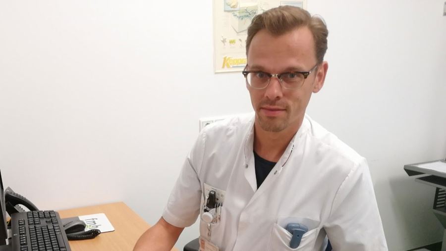 Arts zittend aan bureau Arts zittend aan bureau