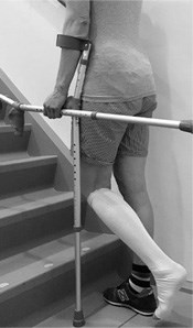 Als je niet op het geopereerde been mag steunen (onbelast ‘lopen’) Omhoog 1