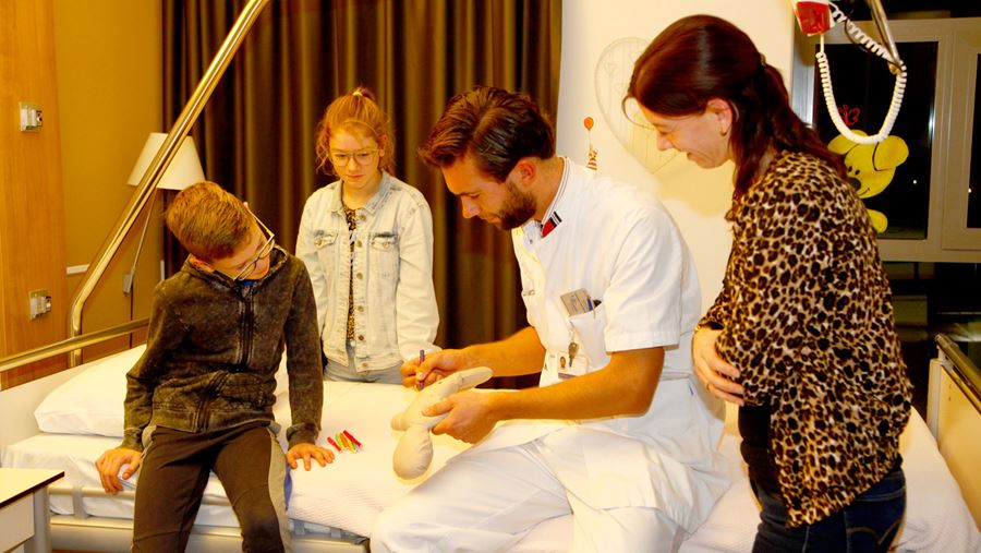 Verpleegkundige tekent op Kiwanis pop Verpleegkundige tekent op Kiwanis pop