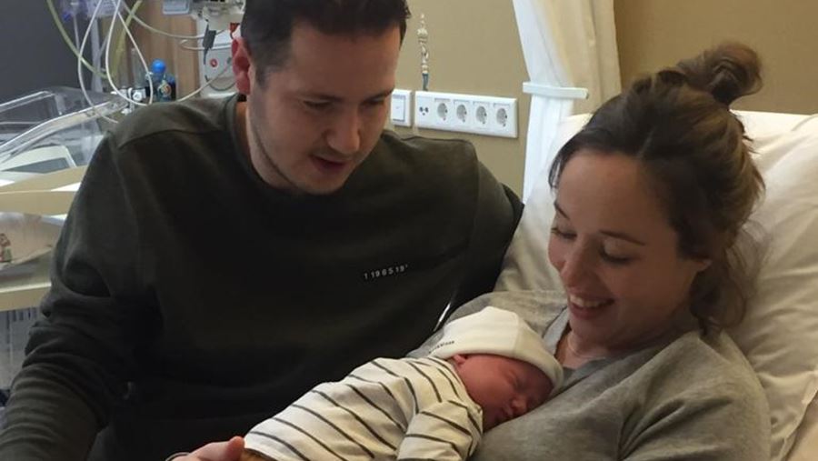 Trotse ouders met hun baby Rev Trotse ouders met hun baby Rev