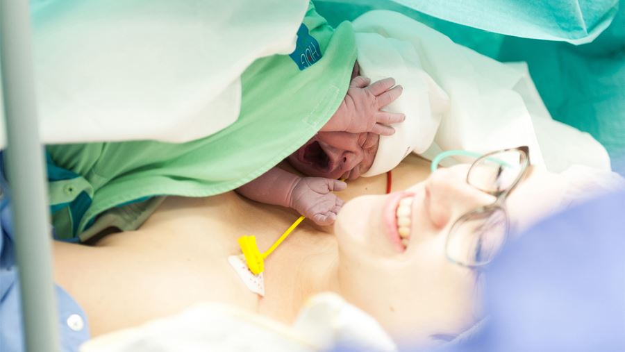 Baby Bij Moeder Op Buik Baby Bij Moeder Op Buik