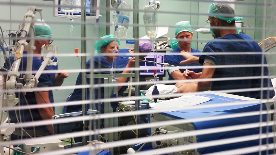 Chirurgen aan het werk Chirurgen aan het werk