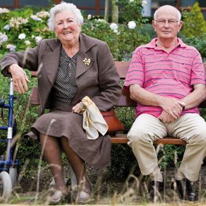 Ouderen zittend op een bank Ouderen zittend op een bank