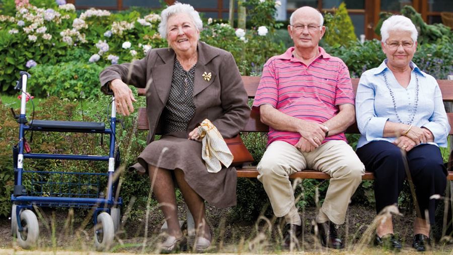 Ouderen zittend op een bank