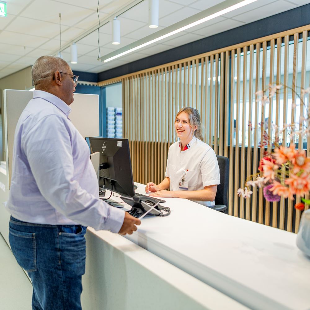 Patiënt bij balie polikliniek Oogheelkunde Patiënt bij balie polikliniek Oogheelkunde