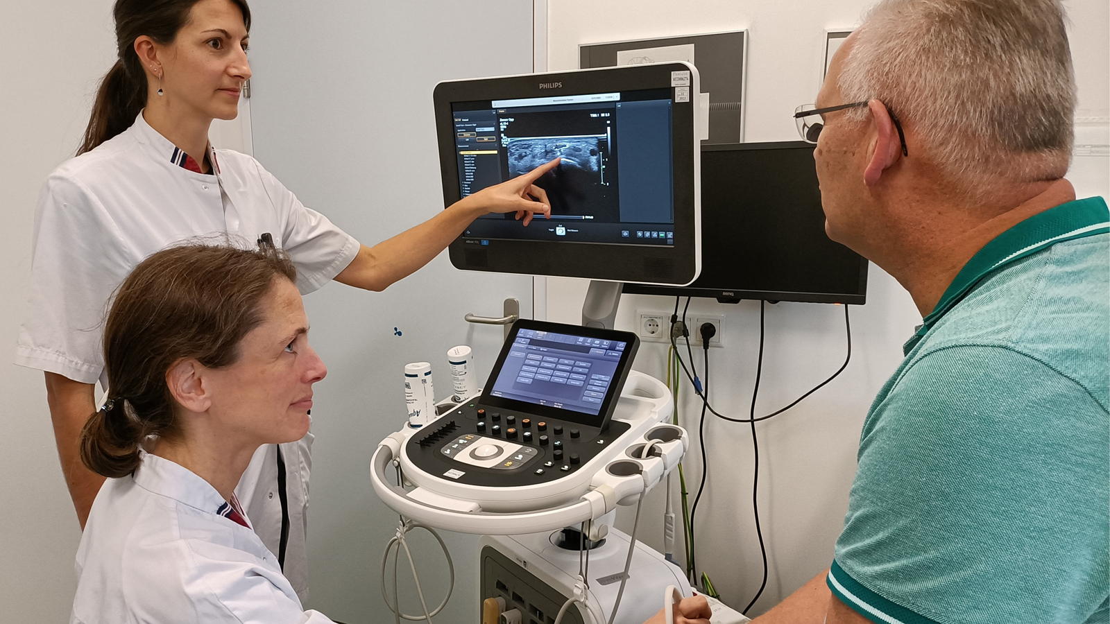 Neuroloog Tessa Ennik (links) en KNF laborant Natasja Verbocht onderzoeken via echografie of de zenuw in de pols verdikt is.