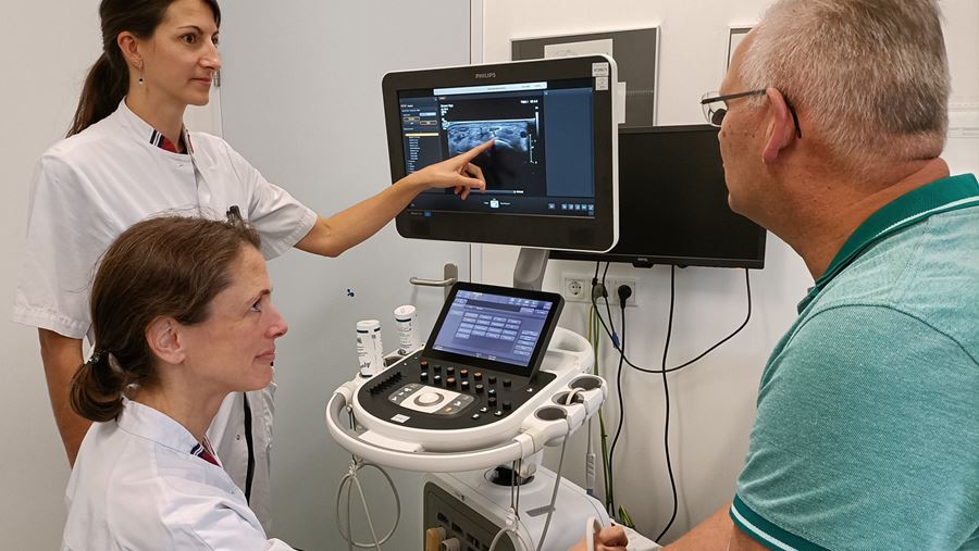 Neuroloog Tessa Ennik (links) en KNF laborant Natasja Verbocht onderzoeken via echografie of de zenuw in de pols verdikt is. Neuroloog Tessa Ennik (links) en KNF laborant Natasja Verbocht onderzoeken via echografie of de zenuw in de pols verdikt is.