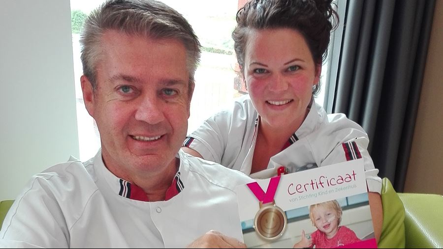 Kraamverpleegkundigen nemen certificaat bronzen smiley in ontvangst Kraamverpleegkundigen nemen certificaat bronzen smiley in ontvangst