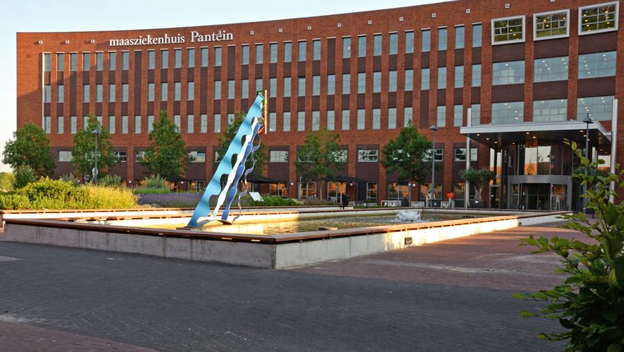 Voorkant Maasziekenhuis vijver Voorkant Maasziekenhuis vijver