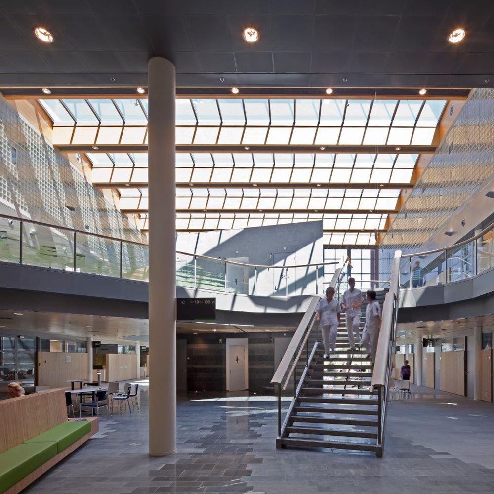 Maasziekenhuis Pantein Hal met trap Maasziekenhuis Pantein Hal met trap