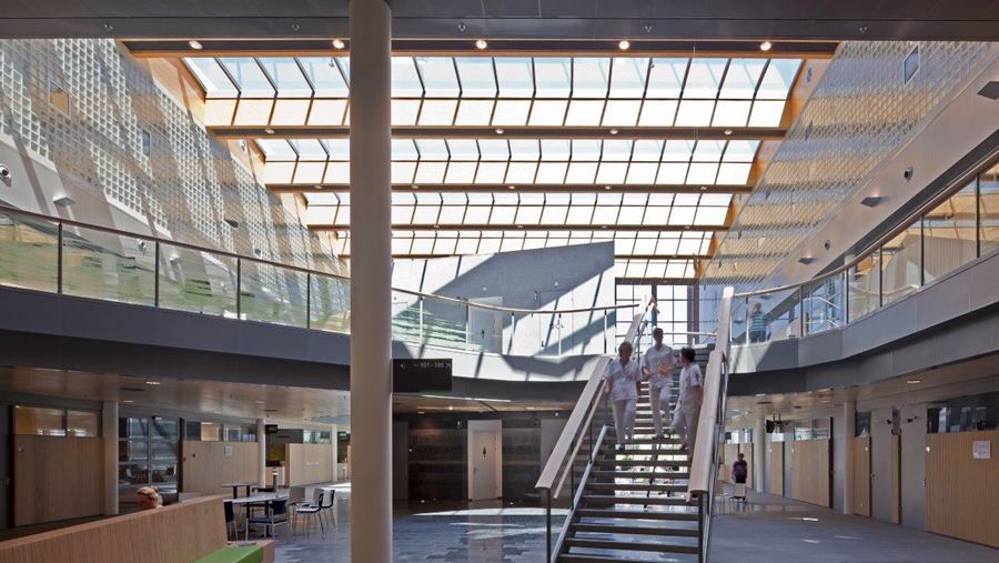 Maasziekenhuis Pantein Hal met trap Maasziekenhuis Pantein Hal met trap