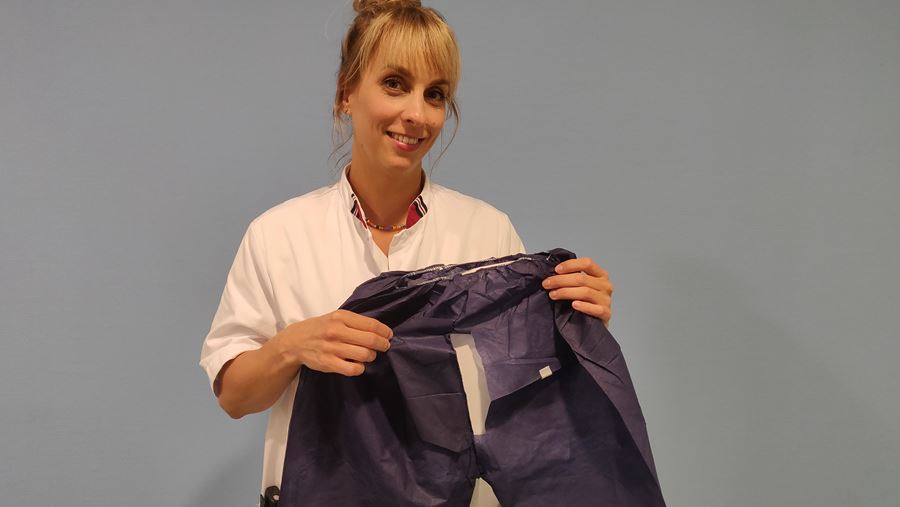 Vrouw met coloshort Vrouw met coloshort