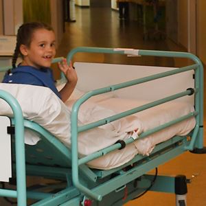 Kindergeneeskunde Kind In Bed Uitgelicht afbeelding