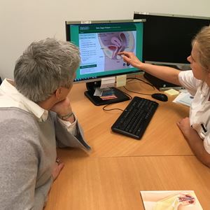 Arts kijkt met patiënt op scherm