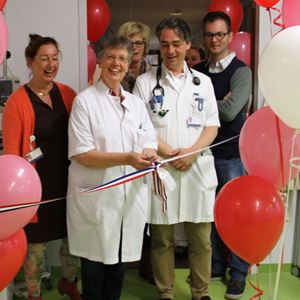 Arts knipt lintje door Arts knipt lintje door