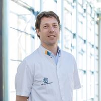 Van Zuuren _ Orthopedisch chirurg Portret van W. Zuuren, van